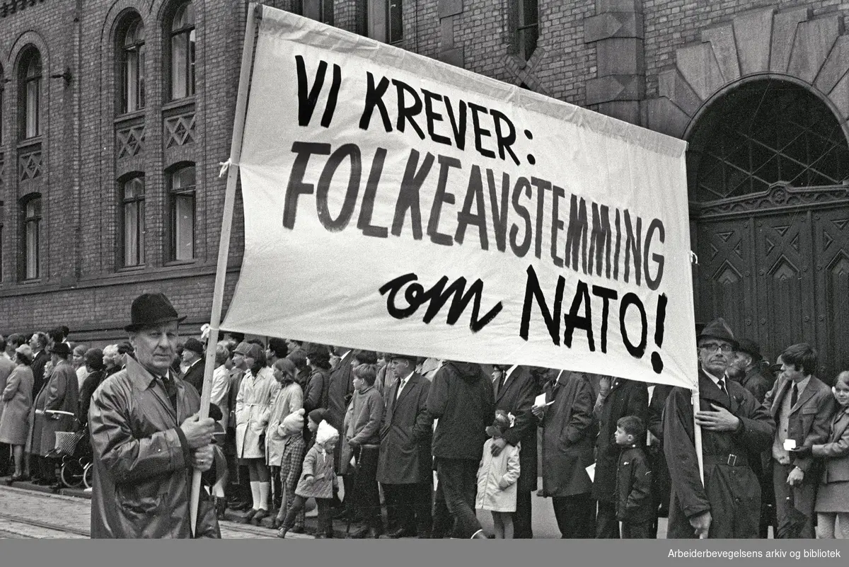 1. mai 1969 i Oslo.Demonstrasjonstoget i Karl Johans gate.Parole: Vi krever:.Folkeavstemming om NATO!