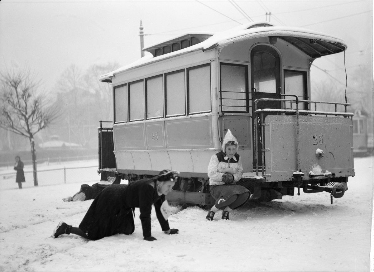 "Luftskyddsövningen utomordentligt realistisk" - barn agerar markörer vid spårvagn, Svandammen, Uppsala december 1942