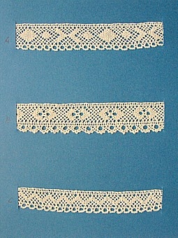 Blått kartongark med tre prover på skånsk knyppling från östra Göinge härad. Vid varje prov står en stor bokstav.
A. 13 x 2,4 cm
B. 13 x 2,7 cm
C. 13 x 1,9 cm