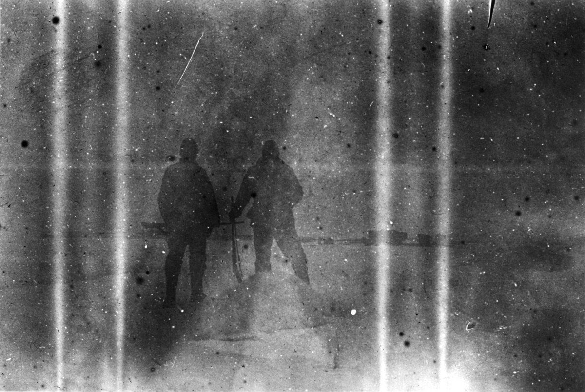 Oretuscherad. Isvandringen. Skjuten isbjörn, S A Andrée till vänster och Knut Fraenkel till höger. Reprofotografi av gm.III-71.