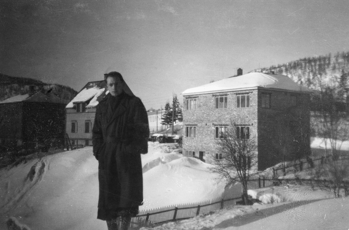 Rolf Strand ute i snøen, med hus bakgrunnen.