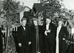 Honningsvåg. Konfirmasjon. Prest Ola Røkke med konfirmantene