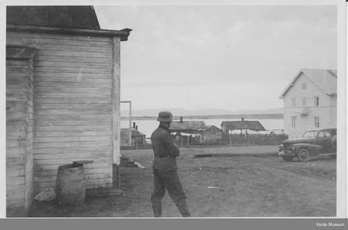 Tyske soldater i Vadsø området 1940-1944.
Soldat på vakt?
Ukjent sted, mest sansynlig fra Vadsø ytrebyen med utsikt over Vadsøya og mot Sør-Varanger