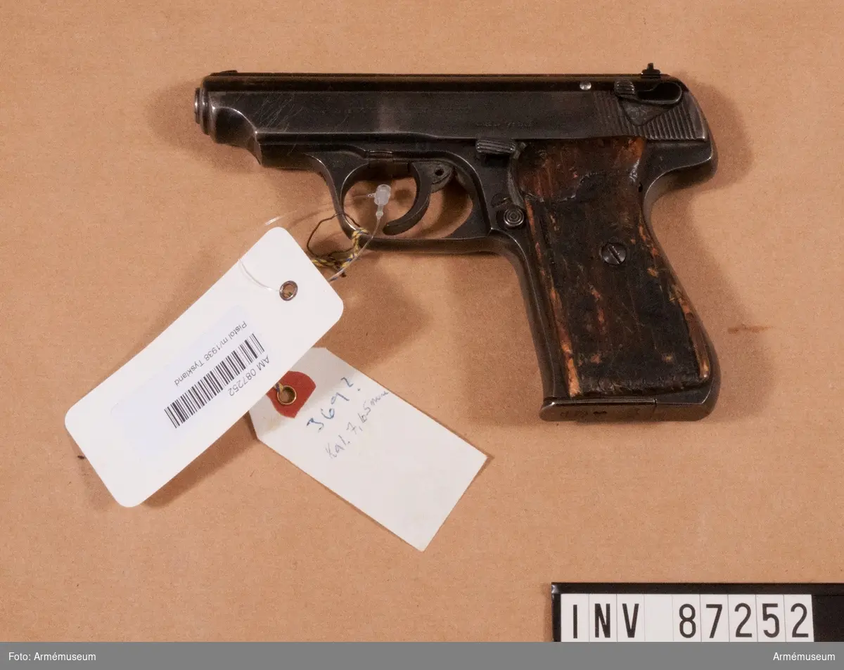 Vänstra sidan av pistolens kolv är ersatt med trä.