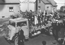 Kirkenes barnehage, 17.mai i 1950. Barna sitter på lasteplan