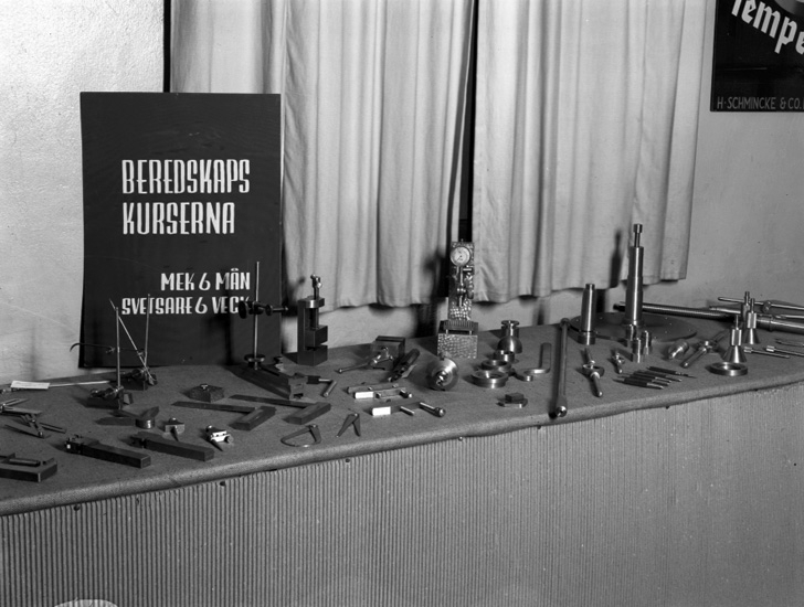 Text till bilden: "Beredskapskursen. Utställningen v.t. 1941".