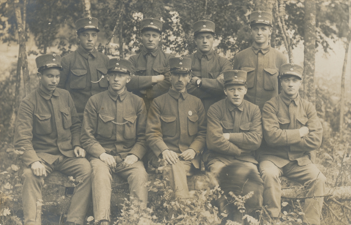 Gruppefotografi av menn i militæruniform fra før 1940.