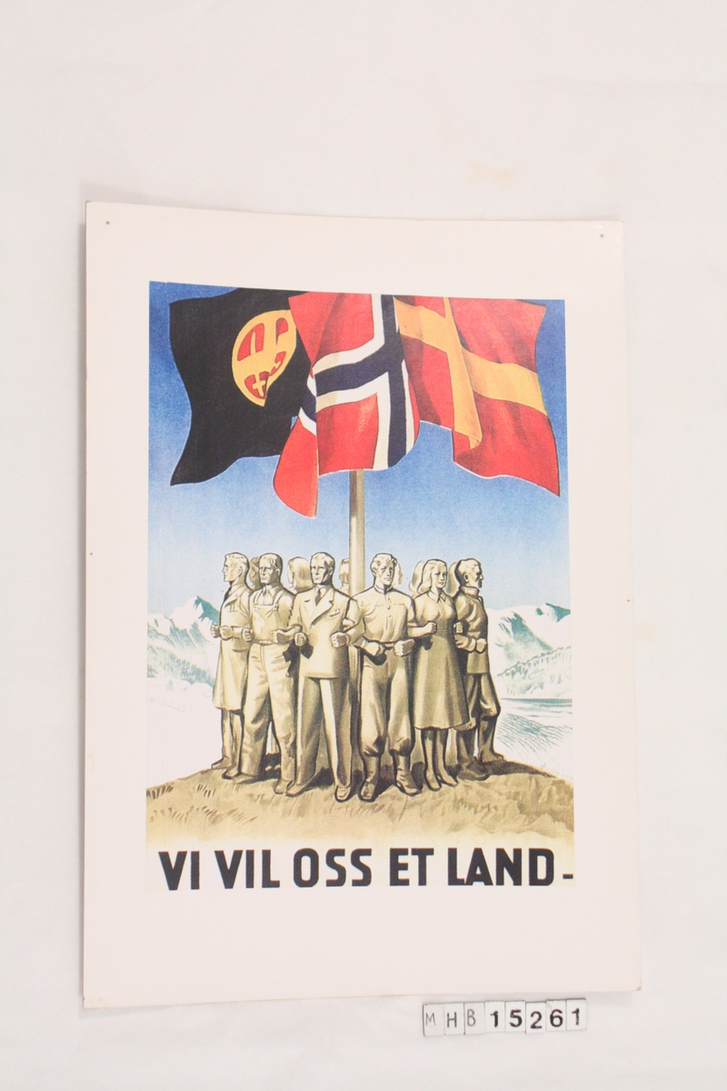 En gruppe av mennesker står i ring rundt en flaggstang med tre flagg; det norske flagg, ett rødt med gult kors og et blått med symbolet til den norske samling. Bakgrunnen er det snødekte fjell og sjø.