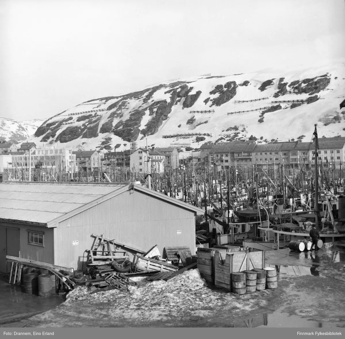 Masse fiskebåter ved havnet i Hammerfest. Findus-bygningen i venstre side av bildet. Dagen er sannsynligvis 17. mai