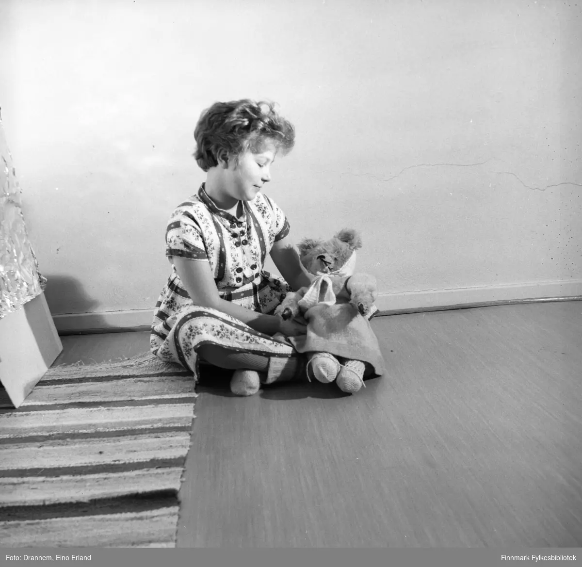 Turid Lillian fotografert med bamsen sin