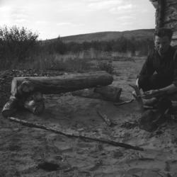 Eino Drannem holder på å koke kaffe over bålet ved Veiskille