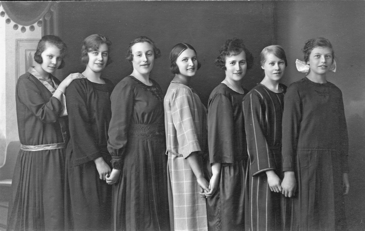 Fotografi av Sigrid Bergdahl (andra från höger) och övrig personal på Amanda Erikssons kafé och konditori/Alphyddan, 1923.