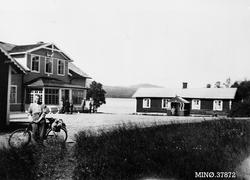 Mann med sykkel, Bolighus.