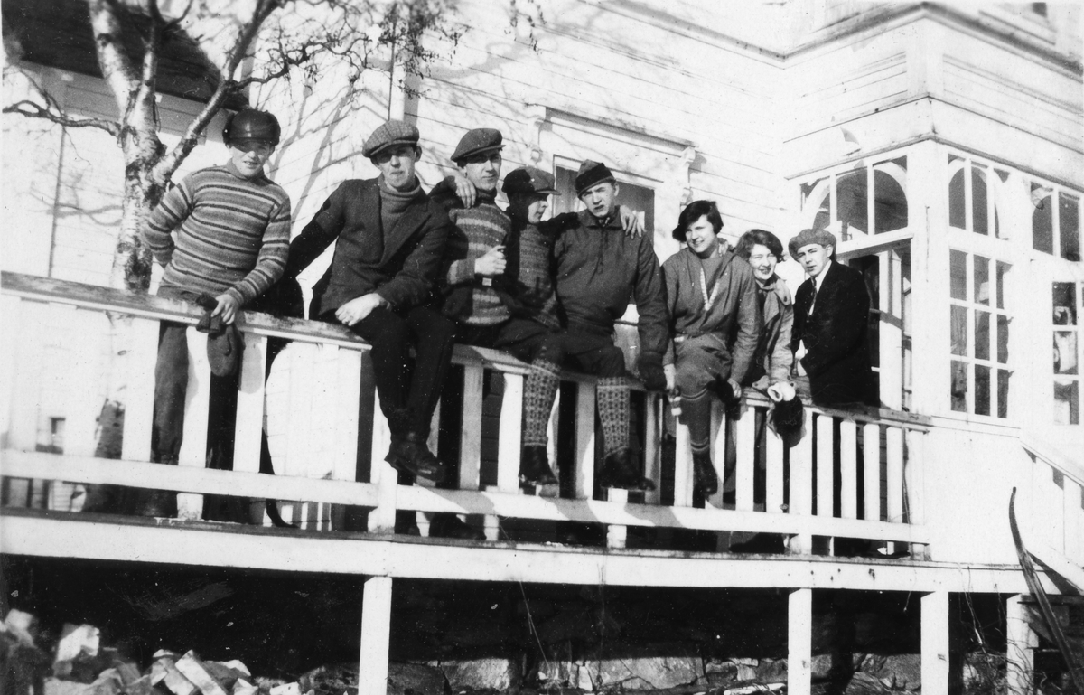 Ungdommer på en veranda.