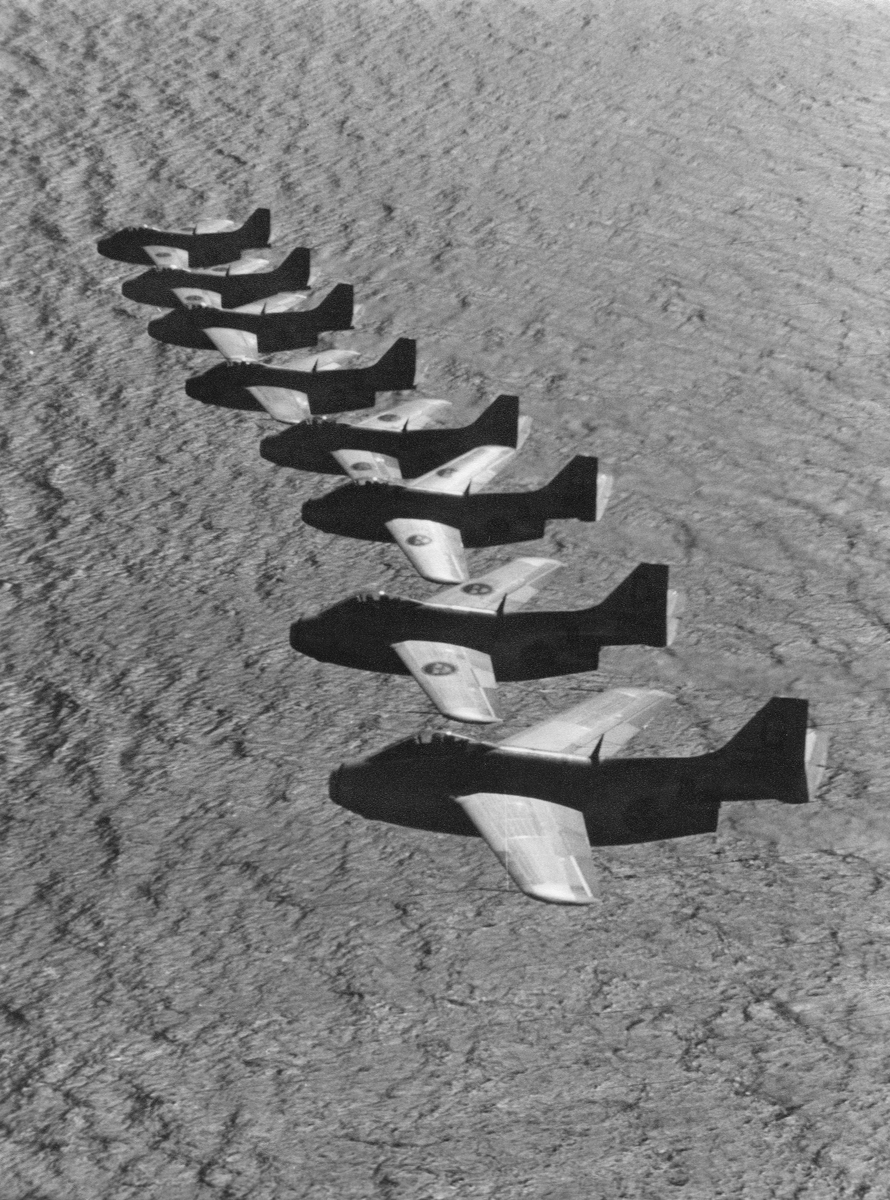 Flygplan Saab 29 Tunnan i formation. Åtta flygplan.