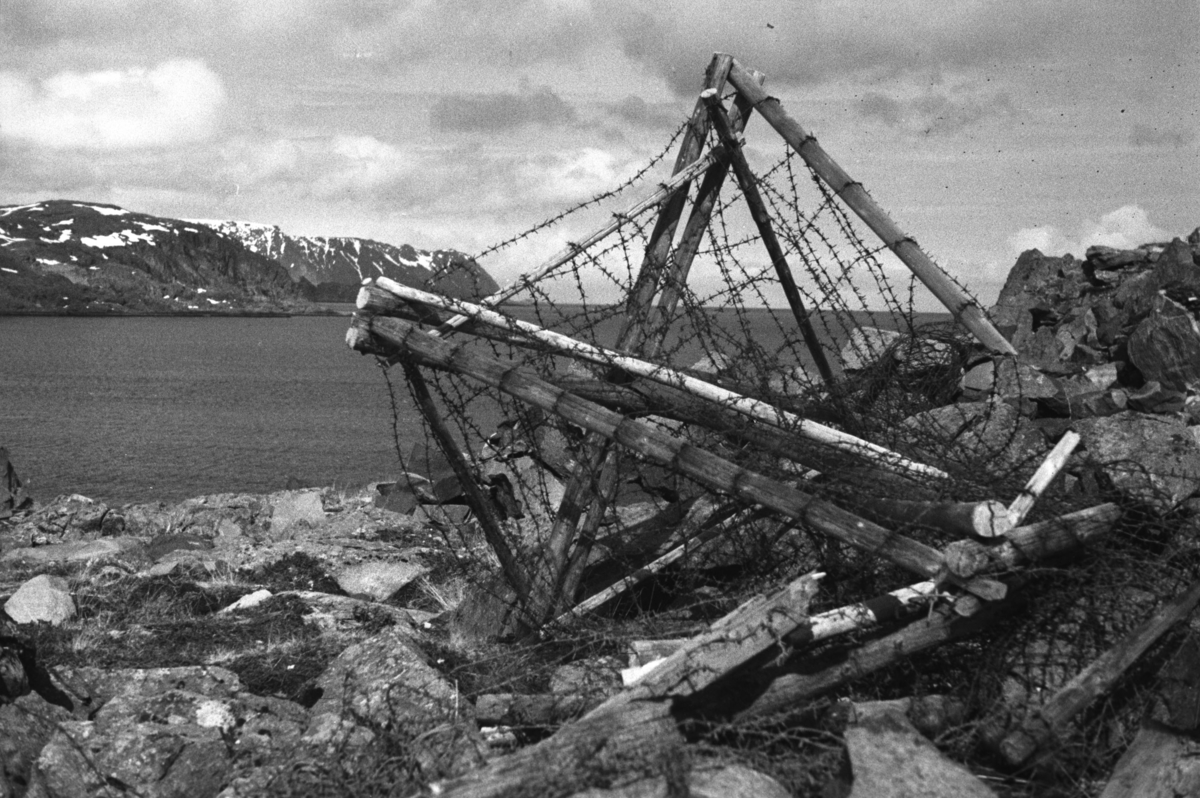 Rester av et gjerde eller innhengning ligger i terrenget ved Honningsvåg, sprengt i stykker av tyskerne under andre verdenskrig.