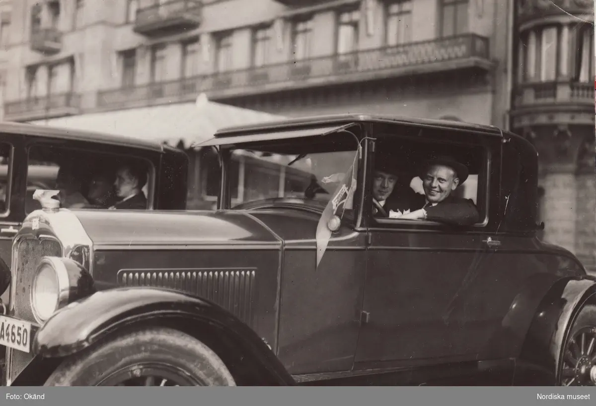 General Motors Nordiska Ab 1928. Jubileumsmodellen av Buick 1929, en coupé,  uppställd framför Grand Hotel i Stockholm.