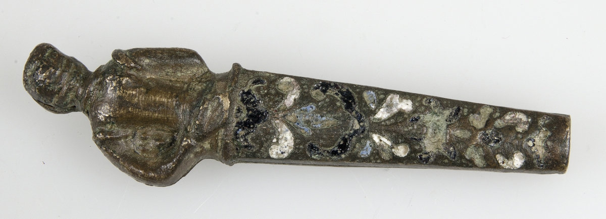 Knivskaft av brons med spår av emaljarbete. Skaftet är längst upp format som en kvinna som lutar huvudet åt sidan.