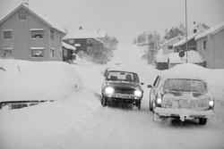 Nedsnødd bil, brøytekanter og trafikk på Eineberget.
