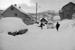 Nedsnødde biler og skoleunger i Botnveien i Harstadbotn.