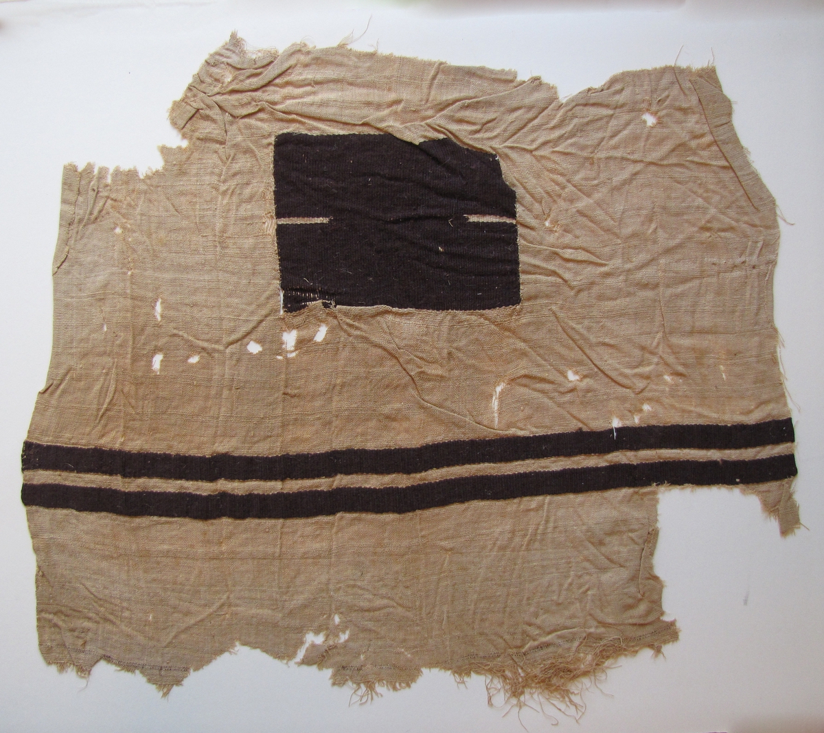 Fotkläde II
 
Nr 12 155 - 12 159 tillhör den egyptiska sarkofagern ''mumien''. 

2014-05-23 Enligt forskare Maciej Szymaszek är detta troligen ett fragment av en mantel från södra Egypten. Troligen tillhör detta fragment tillsammans med VM 1392, VM 1 393 och VM 12 159 samma mantel.

Ej tidigare inmärkta.