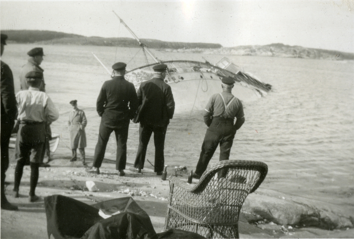 Liten folkemengde som ser på det forliste dampskipet 'Göteborg' (b. 1891).