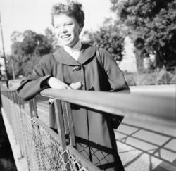 Vardens arkiv. "Ukens smil.  Åse Madsen, Gjemsø". 14.09.1953