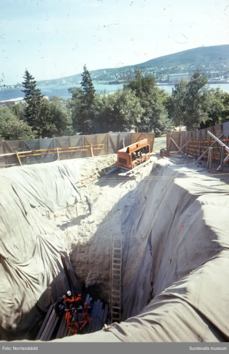 Grävnings- och borrningsarbeten invid Tivolivägen vid den så kallade Busbacken, i samband med bygget av tunneln till Tivoliverken, Sundsvalls reningsanläggning.