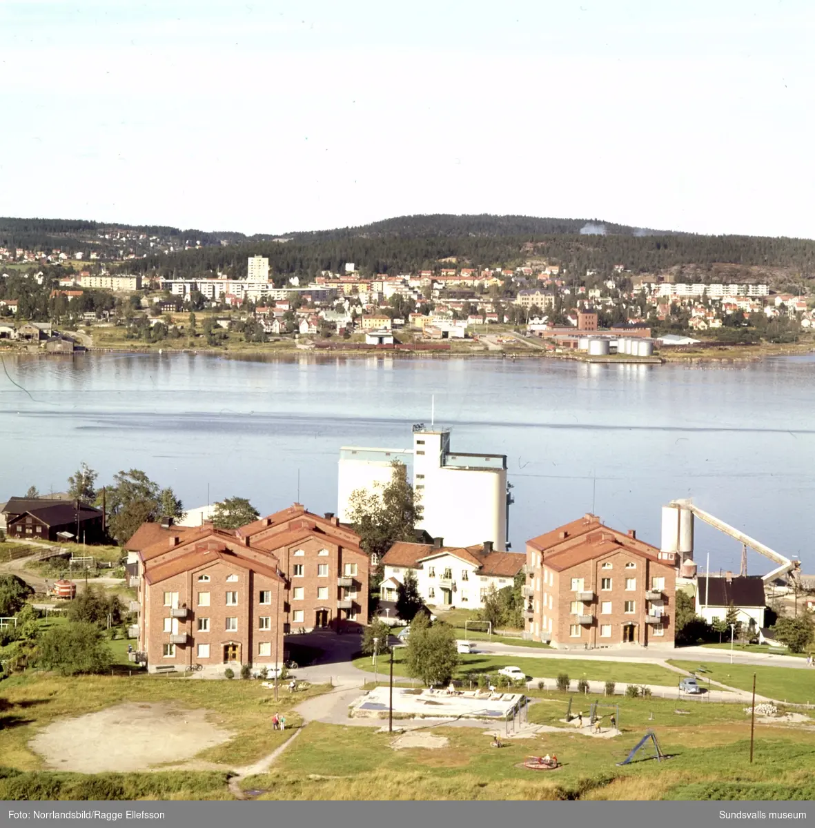 Bilder tagna från höghuset på Skönsmon åt olika väderstreck, med gammal och ny bebyggelse.