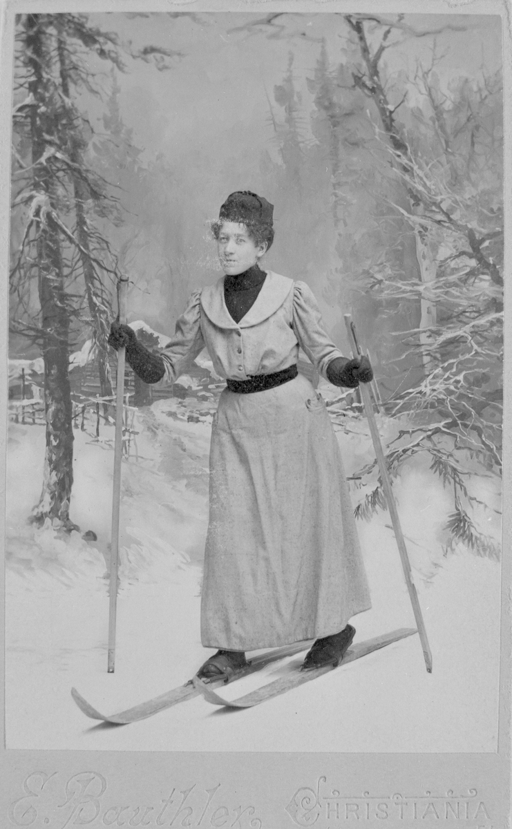 "Tante" Karen Randem på ski (atelierbilde)