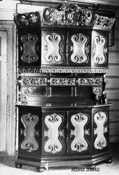 Skap - utskåret i Gudbrandsdalstil