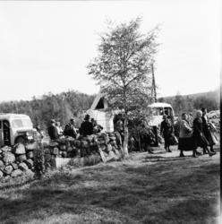 Vardens arkiv. "Rauland kirke jubileum". 06.09.1953.
Bussen