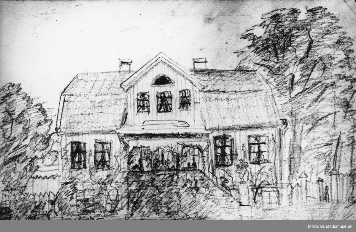 "Lagklarebäck 1895." Den gamla mangårdsbyggnaden Lackarebäcks gård (bostaden med frontespis) från väster eller från trädgårdssidan. Huset brann 1895. Foto av en osignerad teckning.