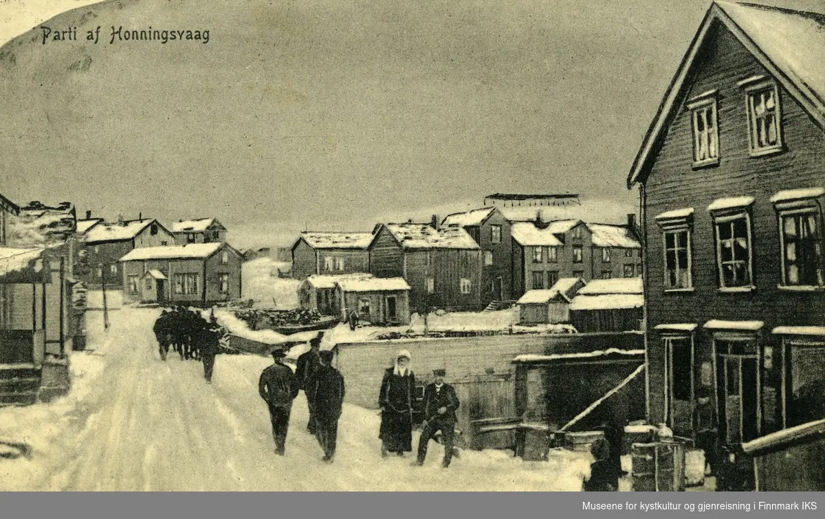 Postkort. Honningsvåg. Illustrasjon/foto av bebyggelse og mennesker på Holmen. Kortet er datert "Søndre Honningsvaag, 18 XII 11" og ble sendt som julehilsen til Ålesund. 1911.