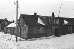 Et vintermotiv av arkitektur i Vadsø, tatt i påsken 1947. Ar