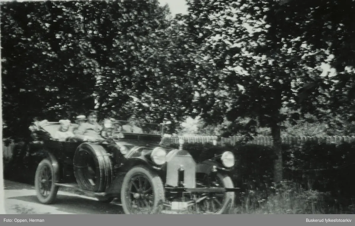 På biltur
I alleeen opp mot gården. Øvre Lundesgaard på Sokna
1914 Pierce-Arrow - overskuddsmateriell fra 1. verdenskrig (F-220)
Herman Oppen ved rattet