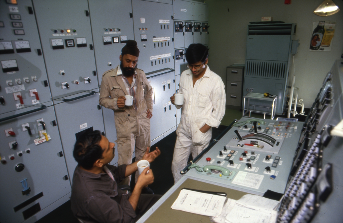 Indisk mannskap i maskinrommet på M/S 'Westwood Jago' (b. 1987, Ishikawajima H. I., Aioi, Japan).
