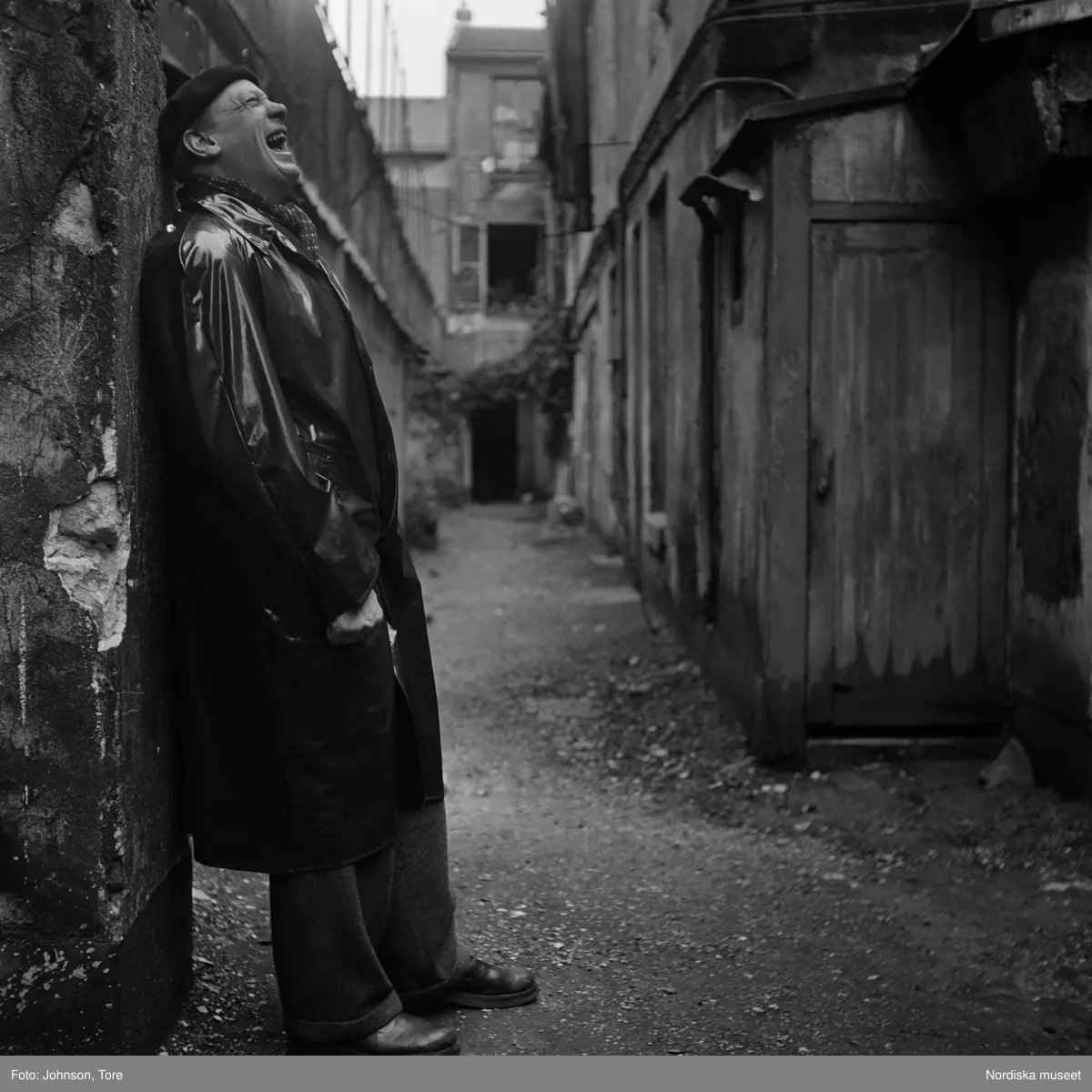 Paris. Konstnären Sven "X-et" Erixson i hällregn.