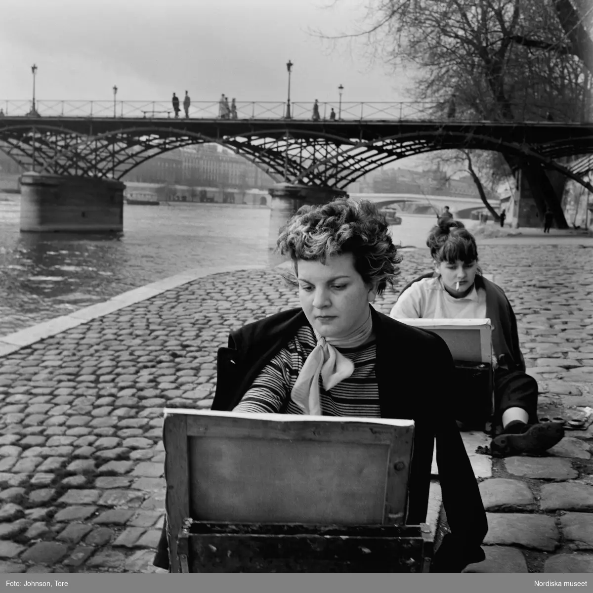 Paris. Två kvinnor målar på kajen vid Seine.