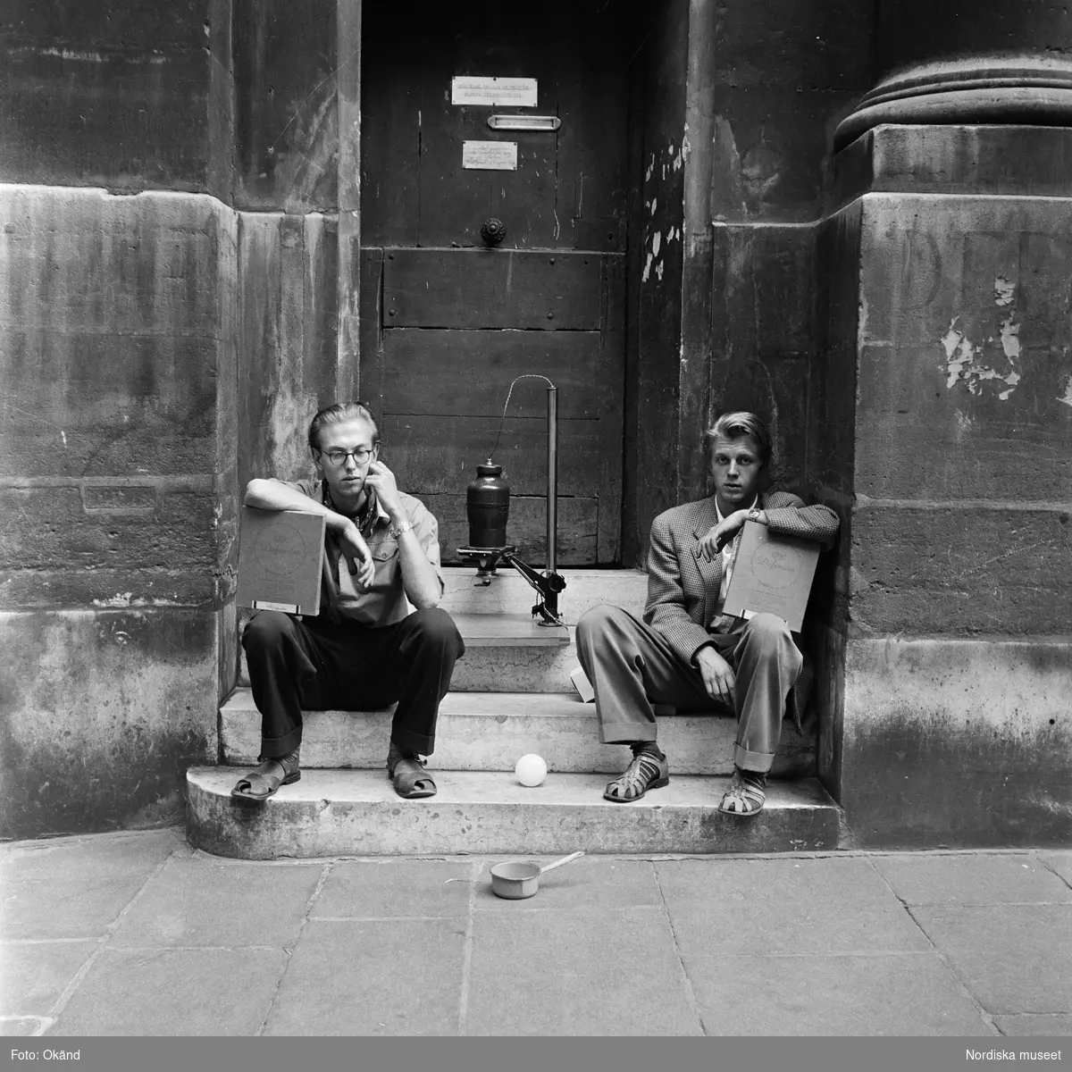 Paris. Fotograferna Tore Johnson och Rune Hassner sitter på en trappa.