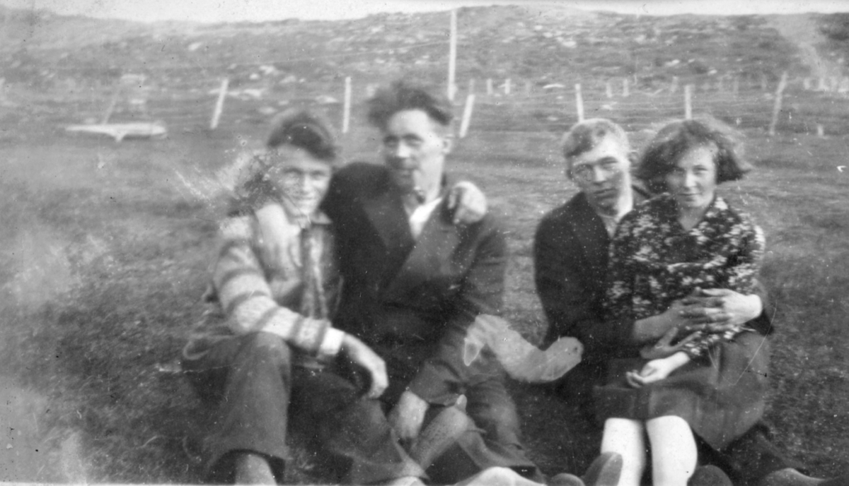 Fire personer fotografert i terrenget, muligens i Kvalsund kommune før evakueringa. To av dem kan hete Odin og Borghild, etternavn ukjent.