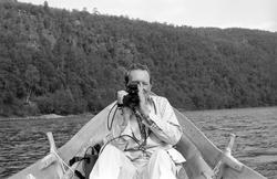 Elvebåt i landskap.