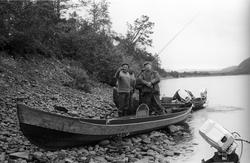 Elvebåt i landskap.