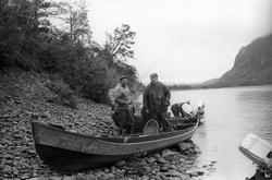 Elvebåt i landskap.