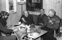 Interiør med person(er).