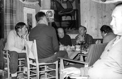 Interiør med person(er).