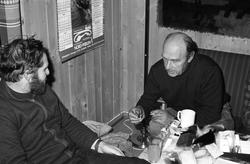 Interiør med person(er).