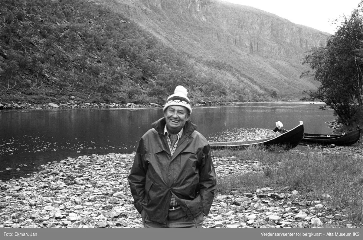 Landskap med personer.

Fotografert 1972.

Fotoserie: Laksefiske i Altaelva i perioden 1970-1988 (av Jan Ekman).
