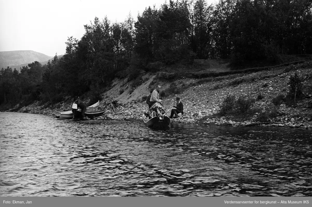 Elvebåt i landskap.

Fotografert 1970.

Fotoserie: Laksefiske i Altaelva i perioden 1970-1988 (av Jan Ekman).
