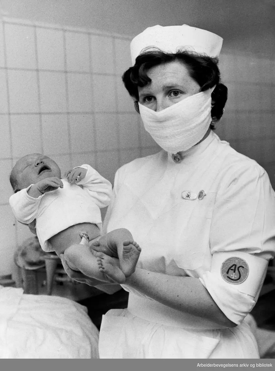 Jordmor med nyfødt gutt ved Aker Sykehus, 1960-tallet.